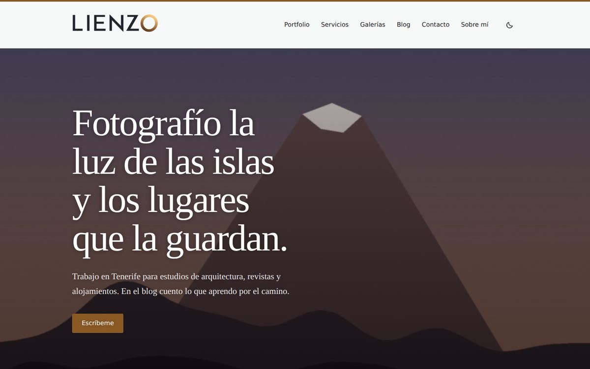 Portada de una web hecha con Lienzo: imagen a pantalla completa con el titular del fotógrafo